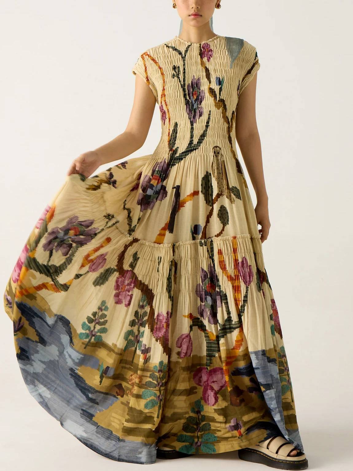 Lange, vloeiende jurk met artistieke print en korte mouwen