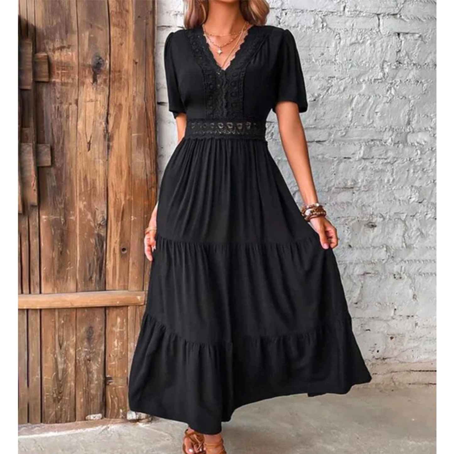 Lange getailleerde jurk met V-hals en korte mouwen