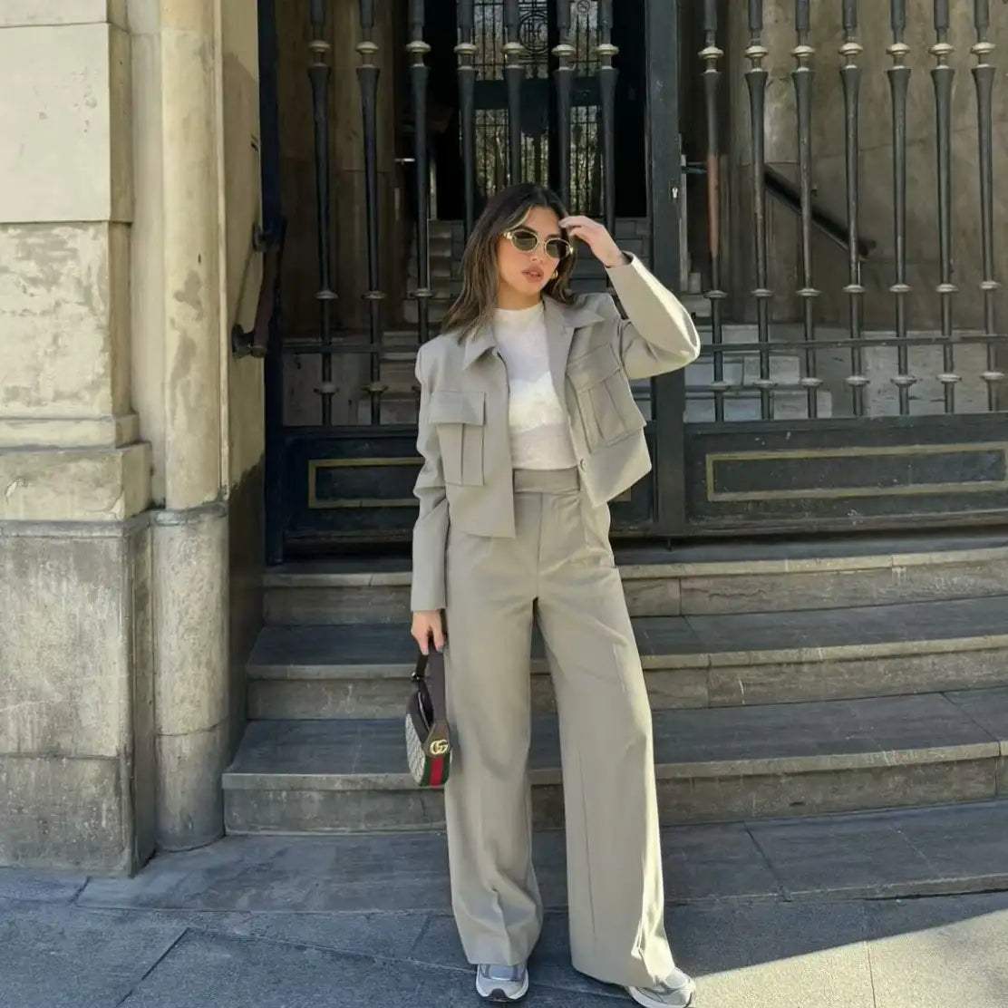 Dames Set Elegant Kort Jasje met Praktische Zakken en Wijde Broek Perfect voor Chique Casual Gelegenheden