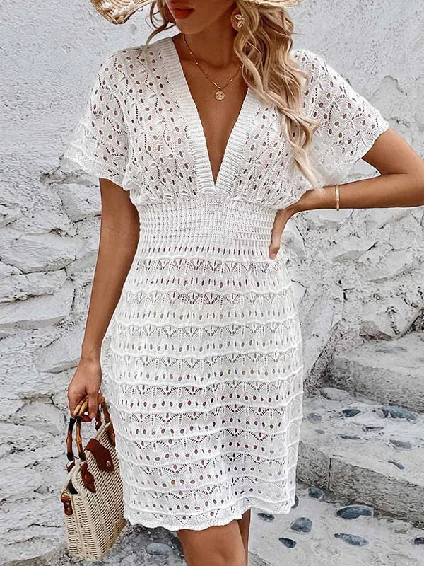 : Losvallende korte doorschijnende effen mini-jurk met diepe V-hals.