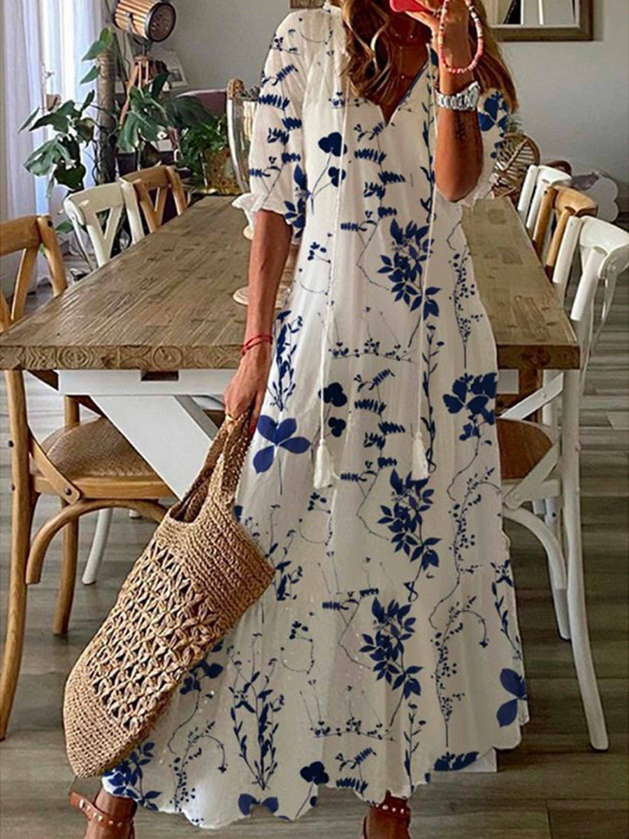 Devia Blauwe losvallende maxi jurk met een sweetheart halslijn in bloemen