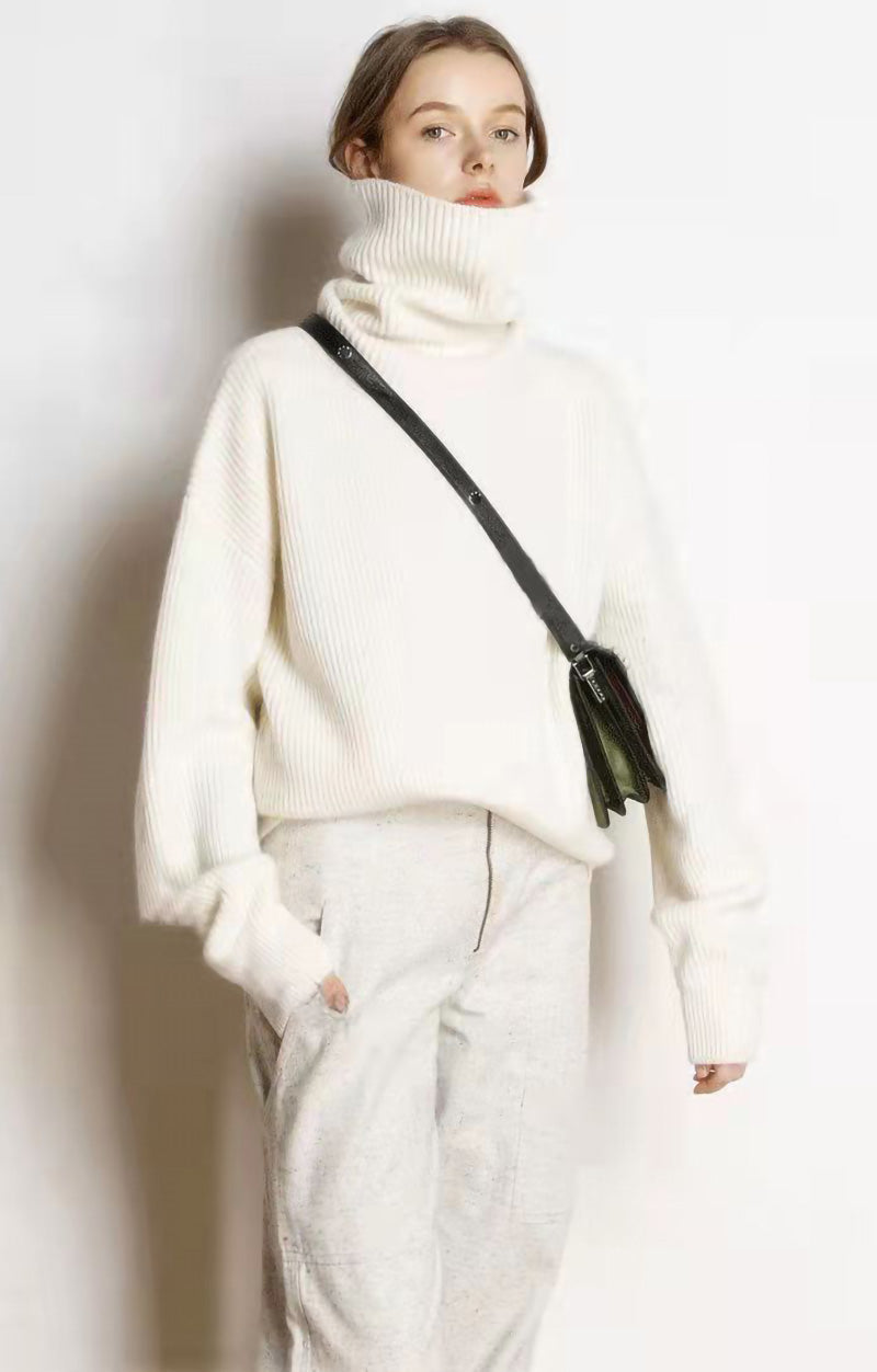 Claudine Losse en casual coltrui