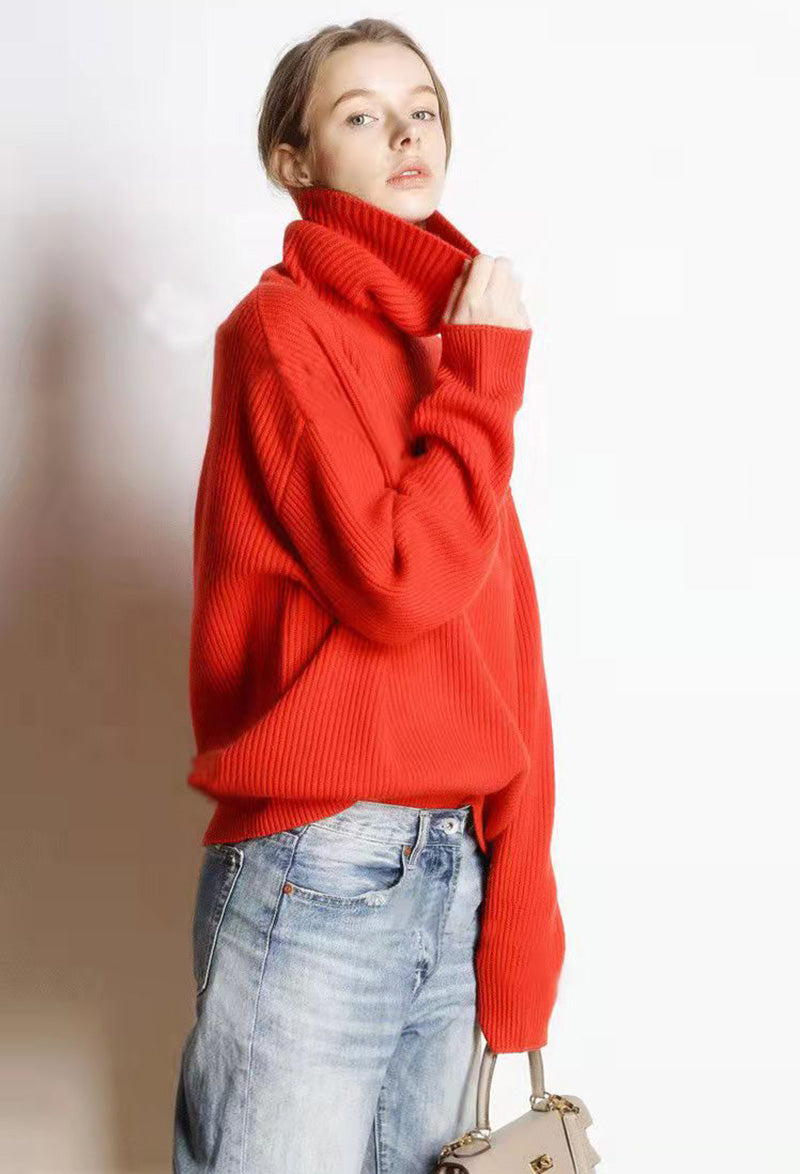 Claudine Losse en casual coltrui