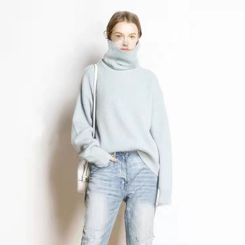 Claudine Losse en casual coltrui