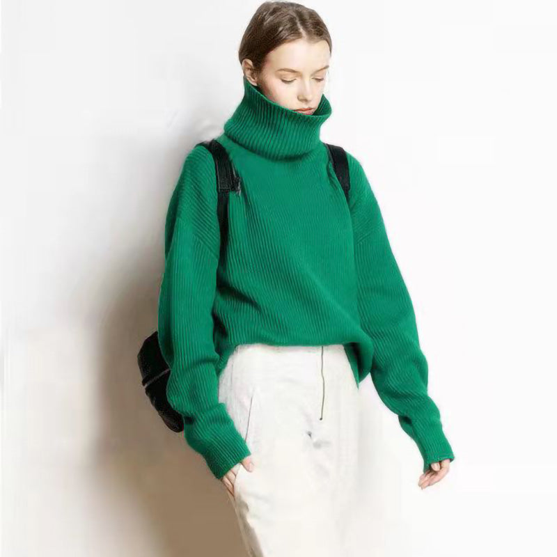 Claudine Losse en casual coltrui