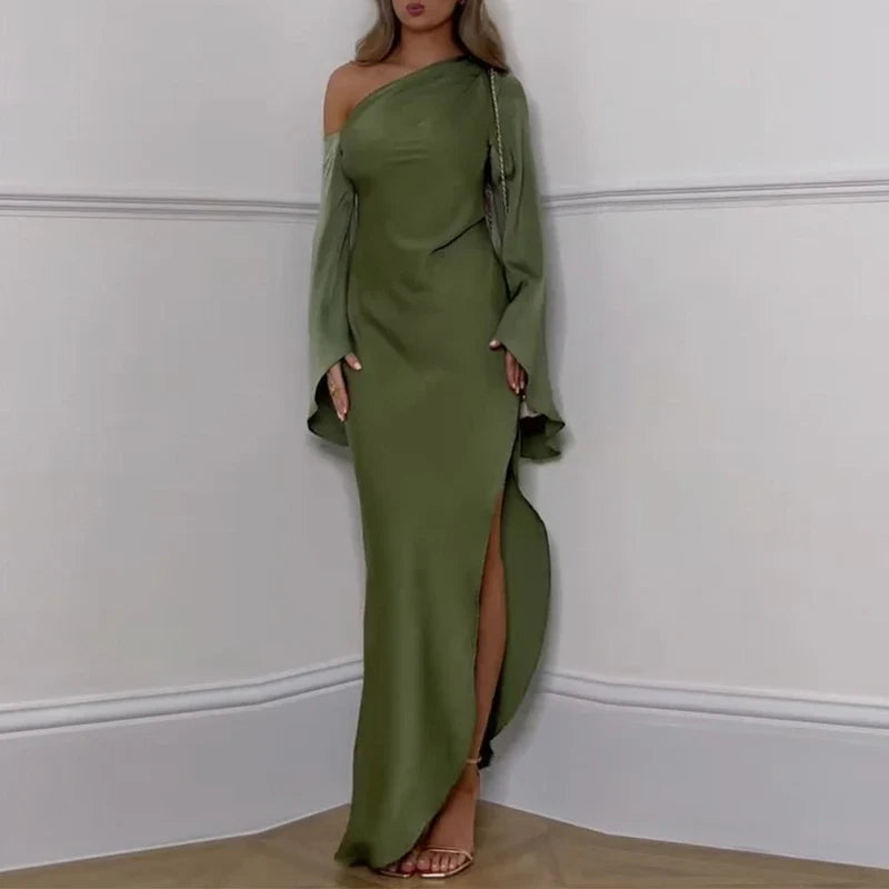 Lange jurk met asymmetrische halslijn en verfijnde split voor speciale gelegenheden