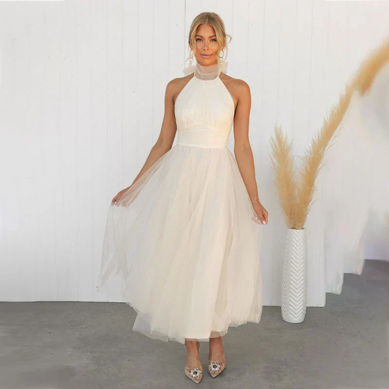 Daphne Netjurk met hoge halslijn