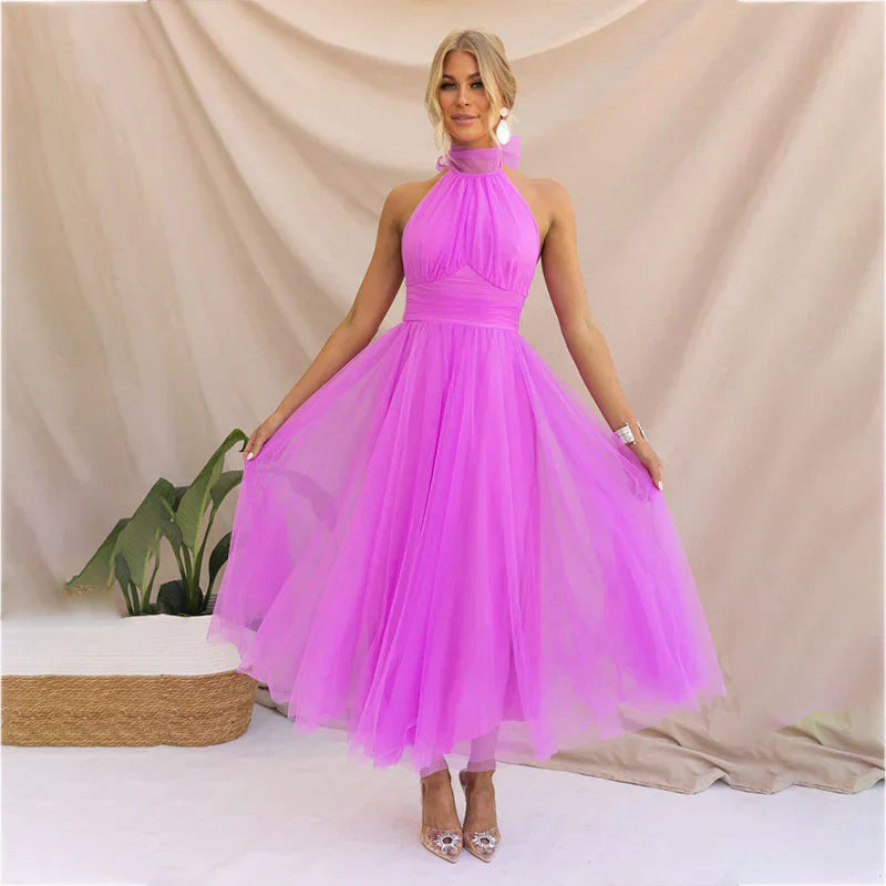 Daphne Netjurk met hoge halslijn