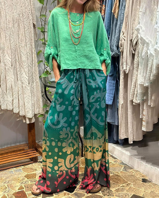 Tweedelige set bestaande uit een casual top en een broek met print