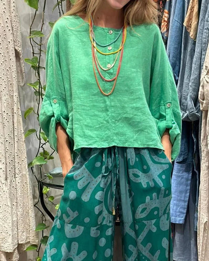 Tweedelige set bestaande uit een casual top en een broek met print