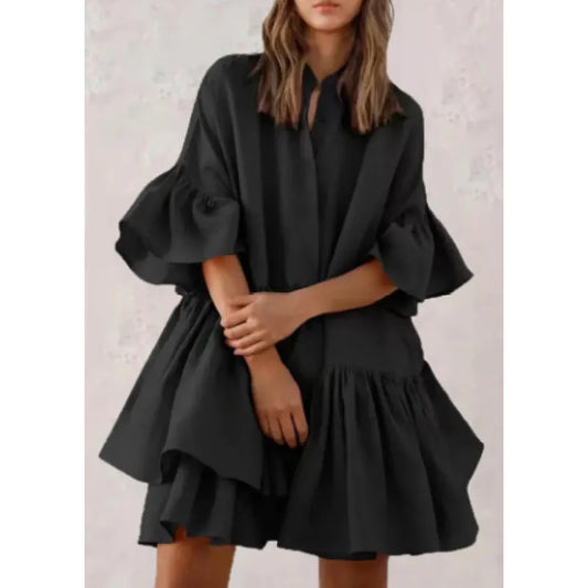 Casual monochrome jurk met V-hals en pastelkleurige rok