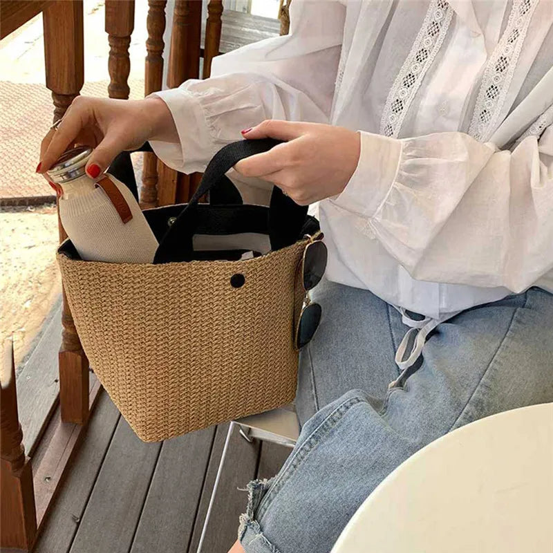 Jessica - Lichtgewicht rieten tas met bruine emmerknopen