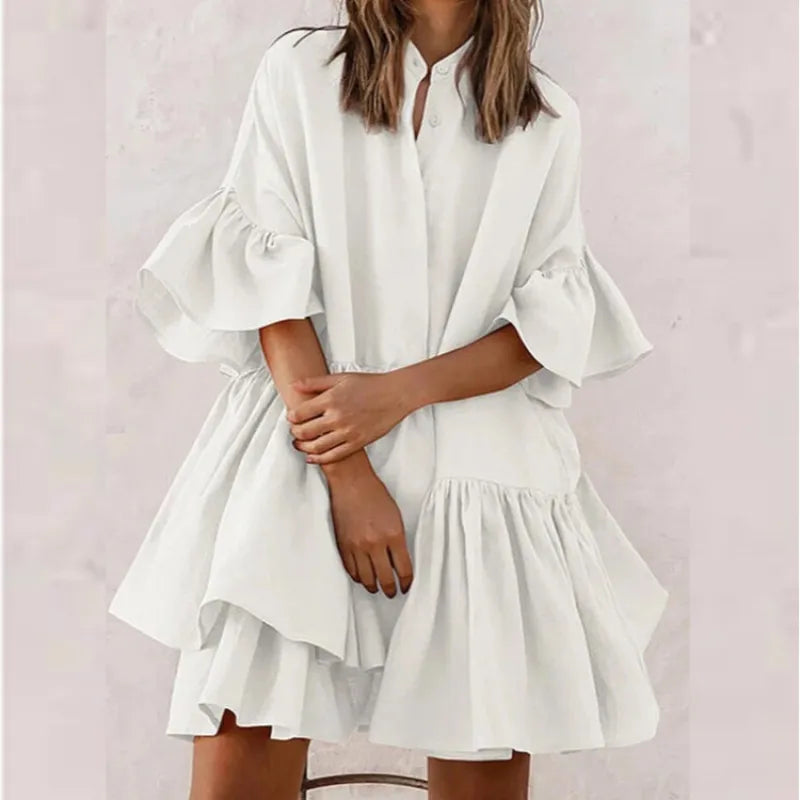 Casual monochrome jurk met V-hals en pastelkleurige rok