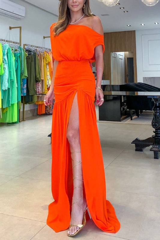 Elegante lange jurk met ruches en asymmetrisch ontwerp met één schouder