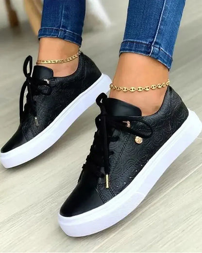 Chique sneakers met gouden detail