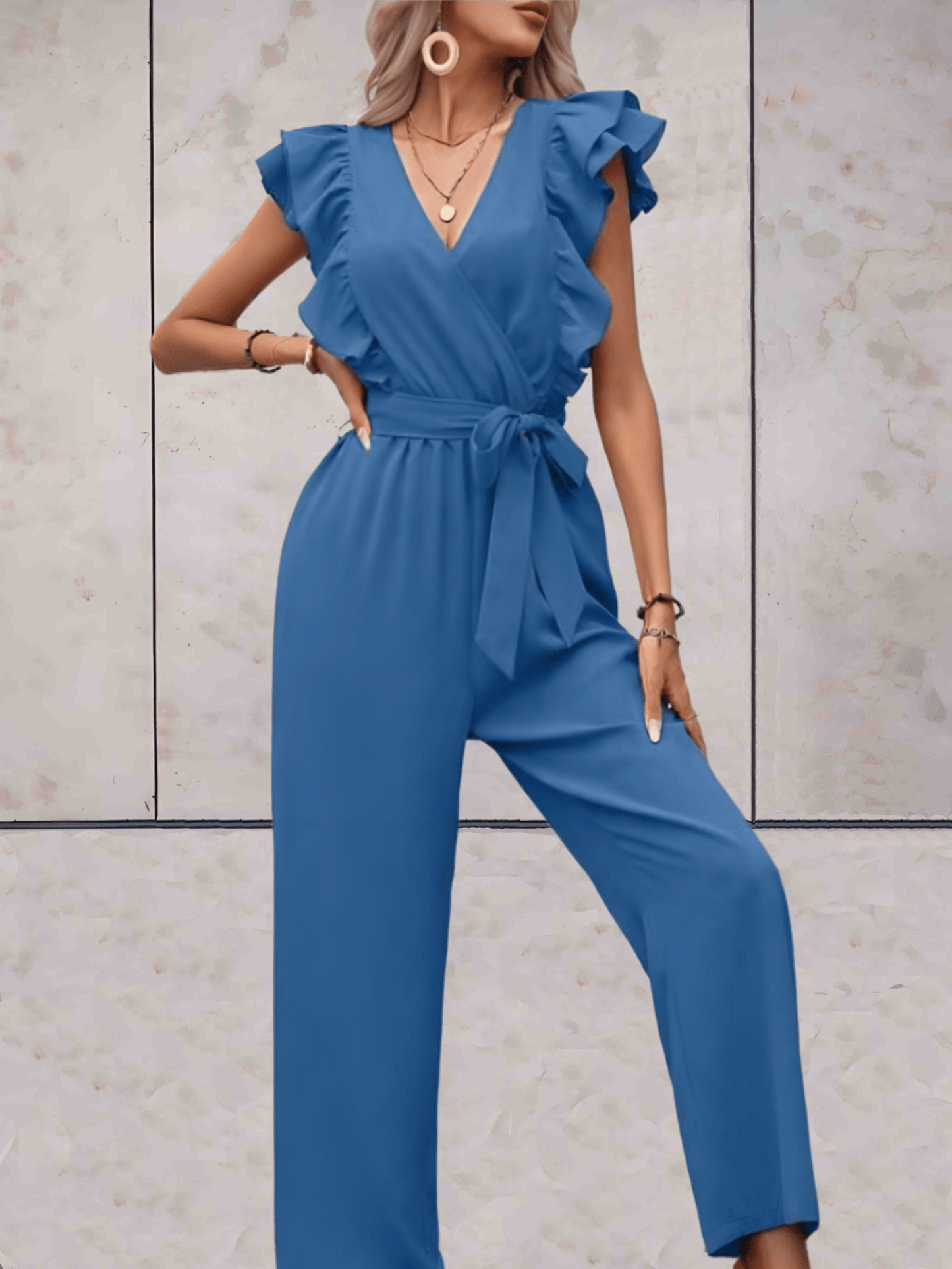 Chantal - Mooi getailleerde jumpsuit met korte mouwen, ruches, V-hals en strikceintuur