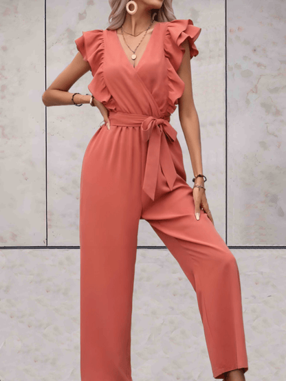 Chantal - Mooi getailleerde jumpsuit met korte mouwen, ruches, V-hals en strikceintuur