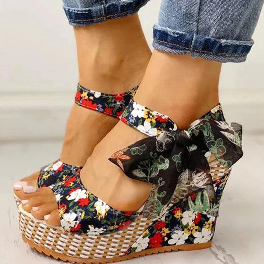 Ana® | Sandalen met sleehak en bloemmotief