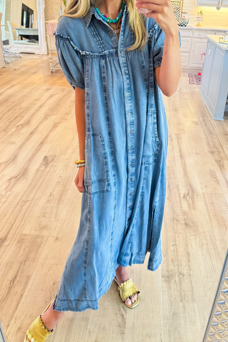 Lange avondjurk met pofmouwen en sluiting aan de voorkant