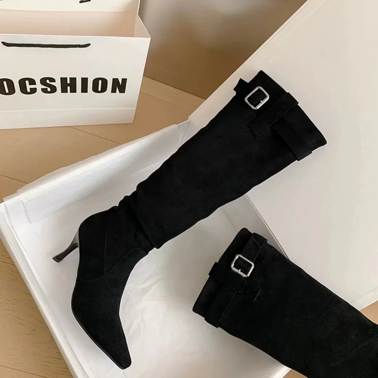 Elegante laarzen met spitse neus en slank silhouet