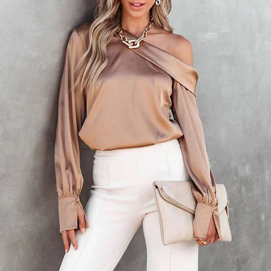 Bruine satijnen blouse met ����n schouder