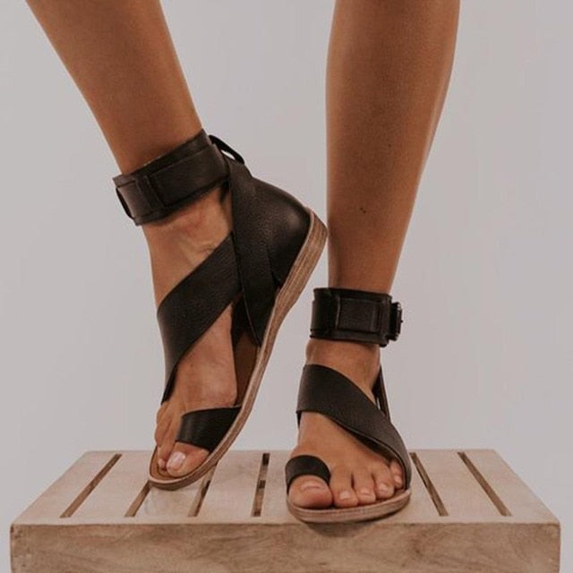 sandalen met kruisbandje en teenring