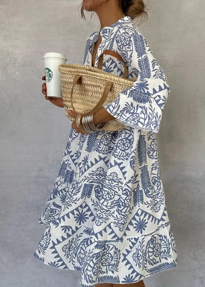 Korte jurk in Tsjechische stijl met V-hals en driekwart mouwen