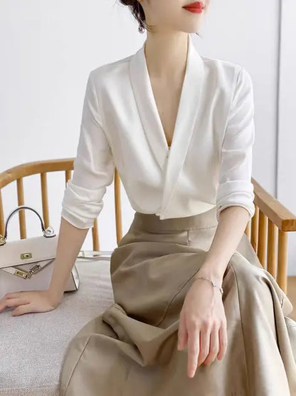 CZERINA | Satijnen blouse met Vhals
