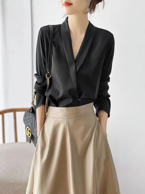 CZERINA | Satijnen blouse met Vhals