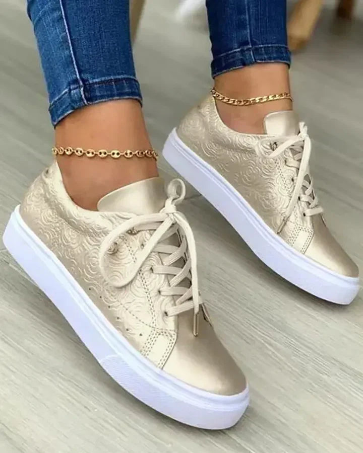 Chique sneakers met gouden detail