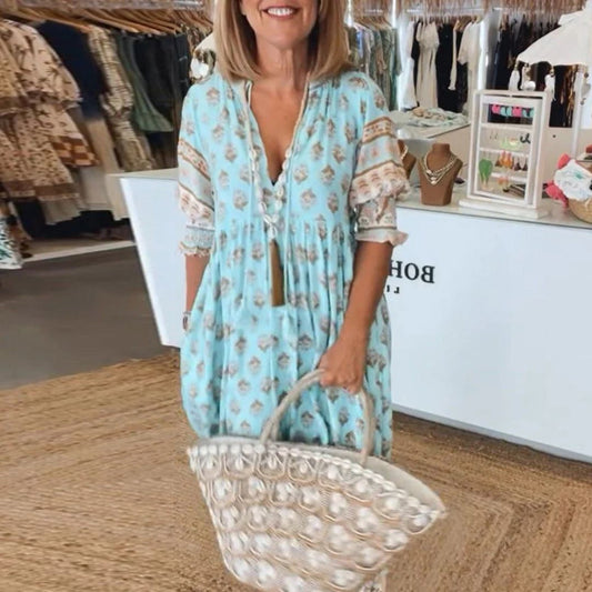 Zomerjurk in bohemian stijl en vloeiend ontwerp