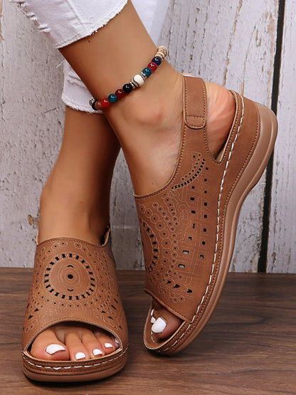 Laura Vintage sandalen met etnische print en holle perforaties met klittenbandsluiting