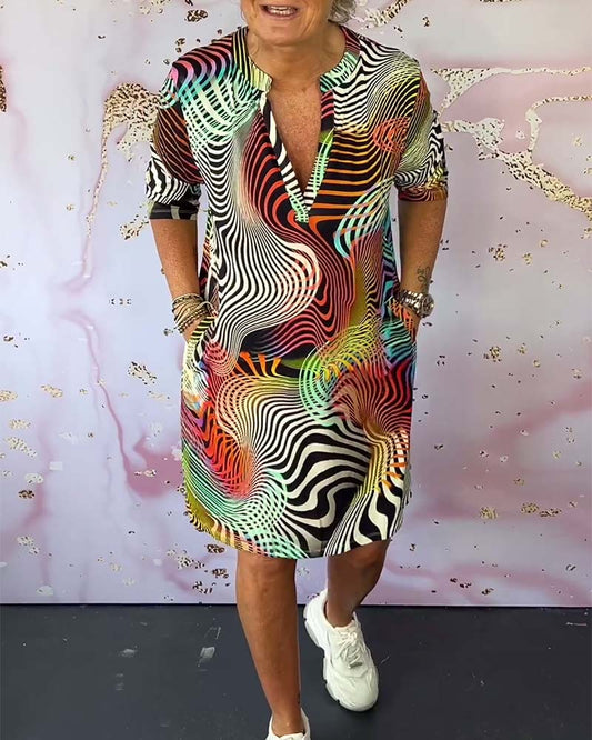Moderne jurk met V-hals in tijdloze stijl