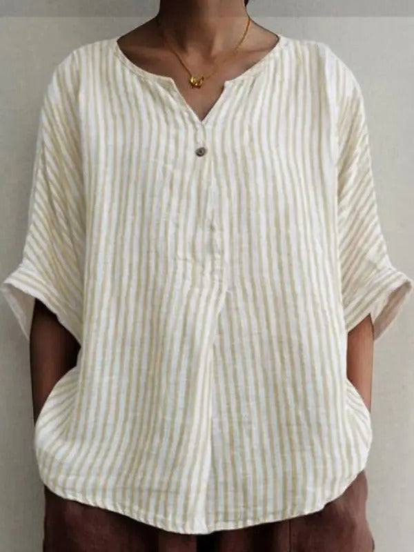 Angela - Abrikooswitte blouse met V-hals, streepjesprint en halve mouwen