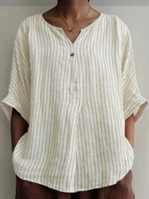 Casual shirt met halve mouwen en strepen op een witte achtergrond