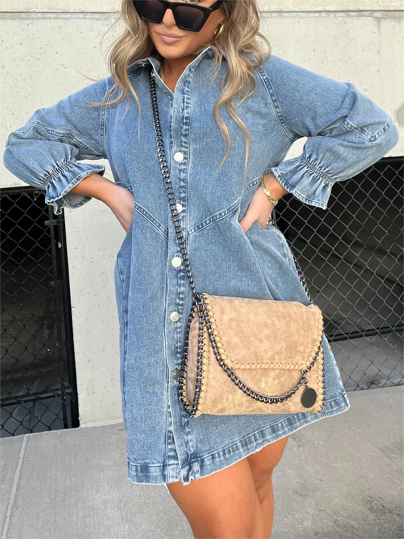 Korte jurk met pofmouwtjes en een moderne, casual stijl