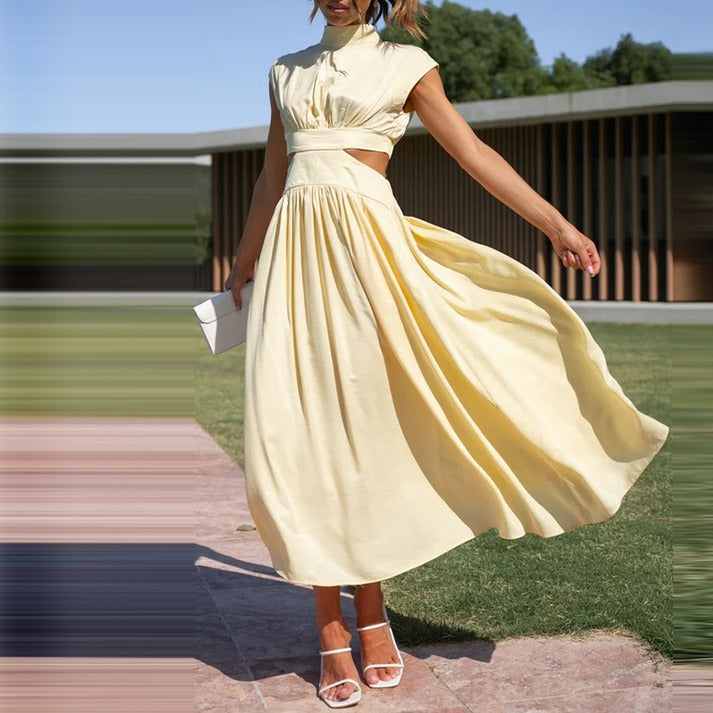 Elegante zomerjurk met hoge kraag en zwierige snit