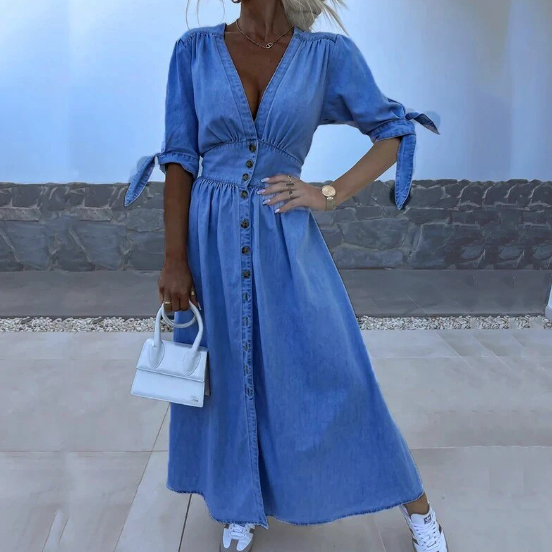 Moderne jurk met V-hals en knoopsluiting