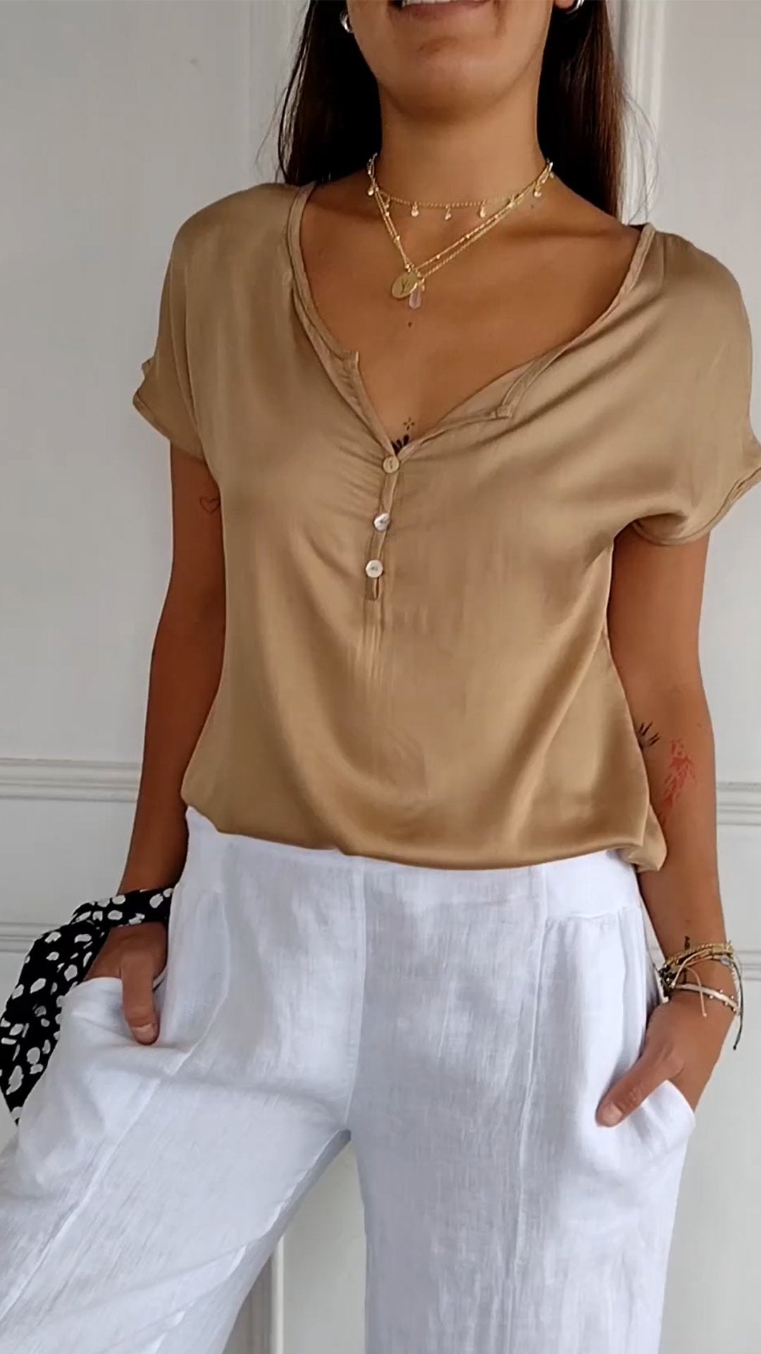 Ardovian™ V-hals T-shirt in tijdloze elegantie