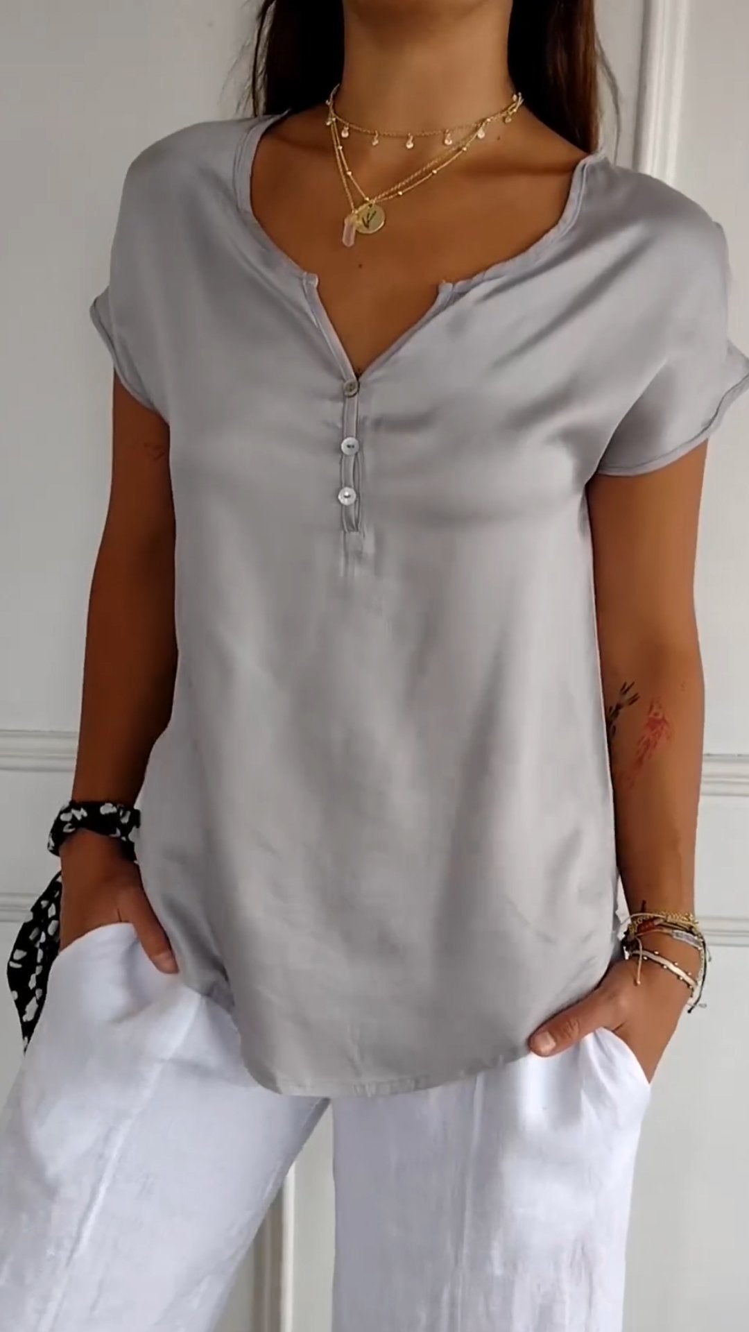 Ardovian™ V-hals T-shirt in tijdloze elegantie