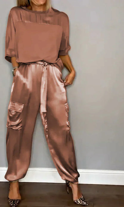 Tweedelige set met eenkleurige satijnen top en broek voor dames