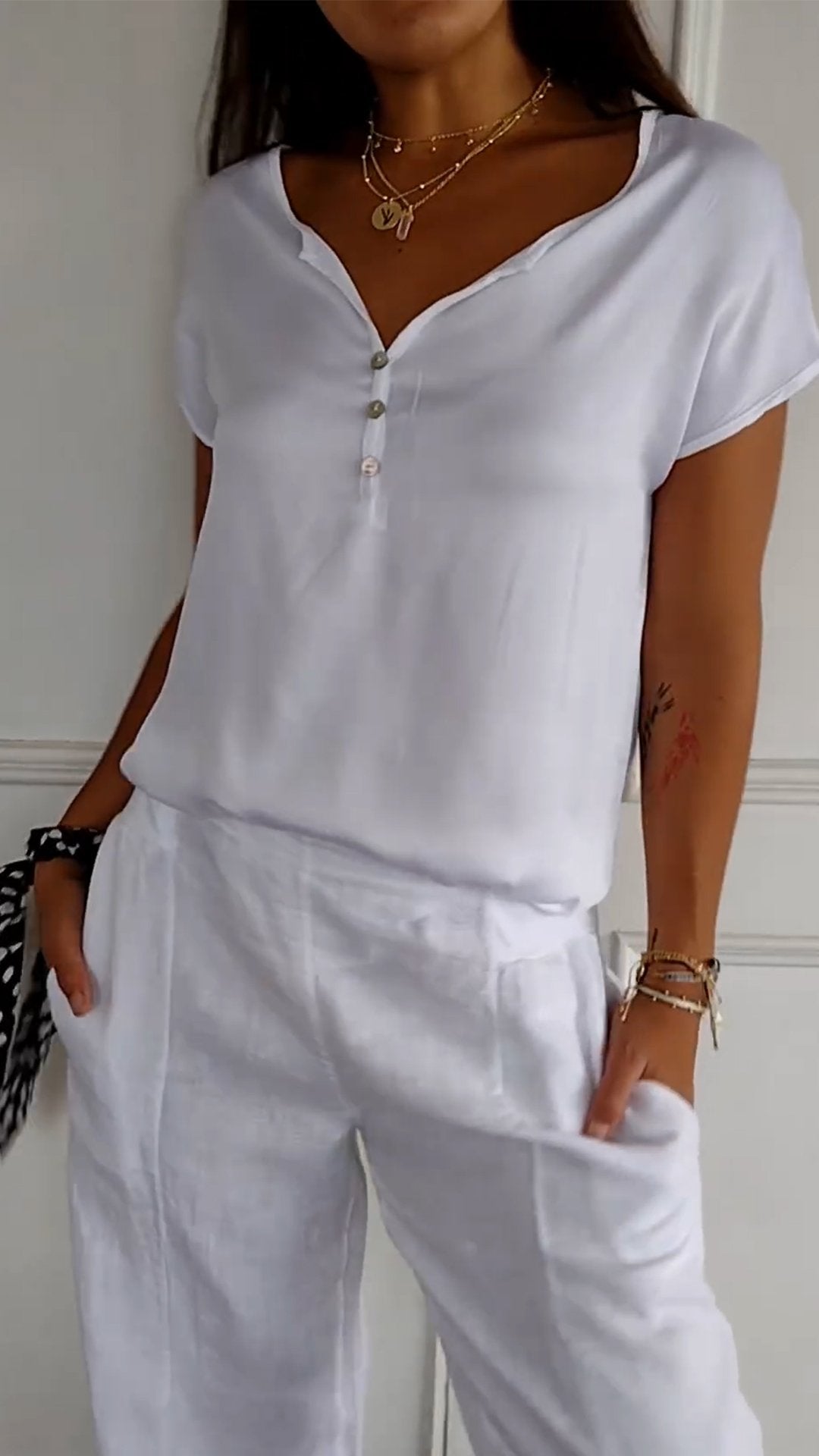 Ardovian™ V-hals T-shirt in tijdloze elegantie
