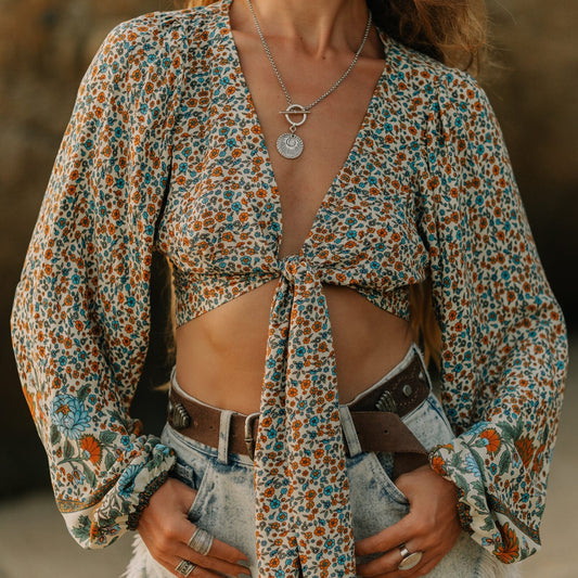 Freya Retro V Hals Blouse met Klokmouwen