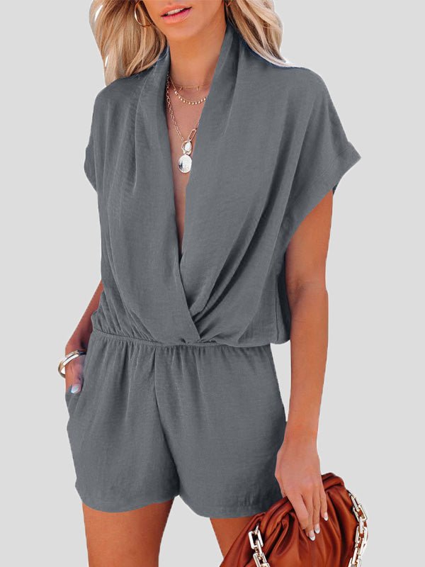 -jumpsuit met een diepe pasvorm en gekruiste zakken voor een losse pasvorm.